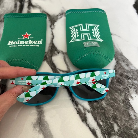 Heineken University of Hawaii Huggies + Sunglasses Set - Picture 3 of 4